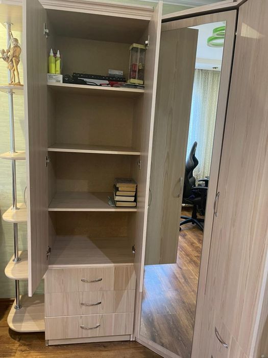 Продам угловой шкаф