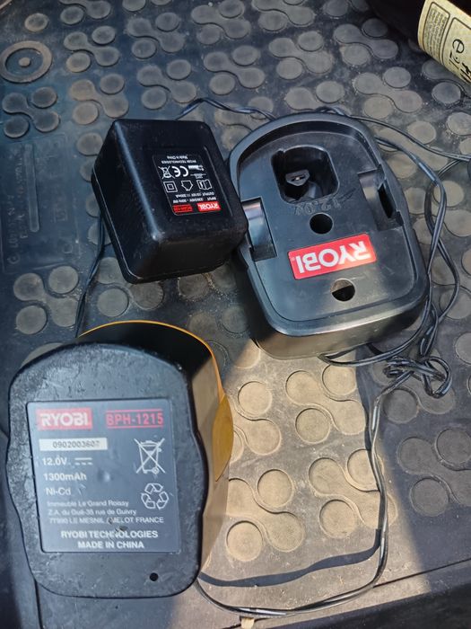 Încărcător cu acumulator Ryobi 12v