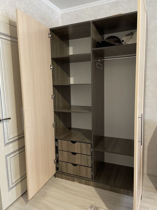 Шкаф, очень вместительный, в отличном состояний.