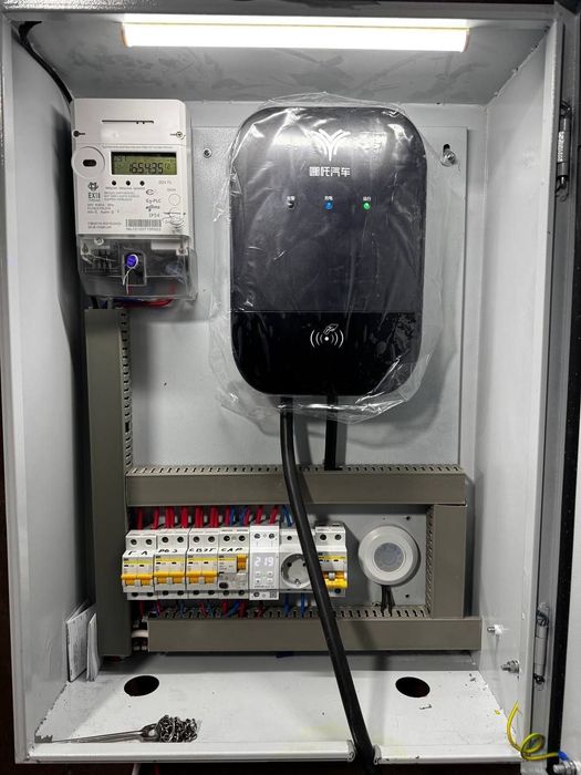 Электрик. Установка зарядные блок и станции для электромобили. Монтаж