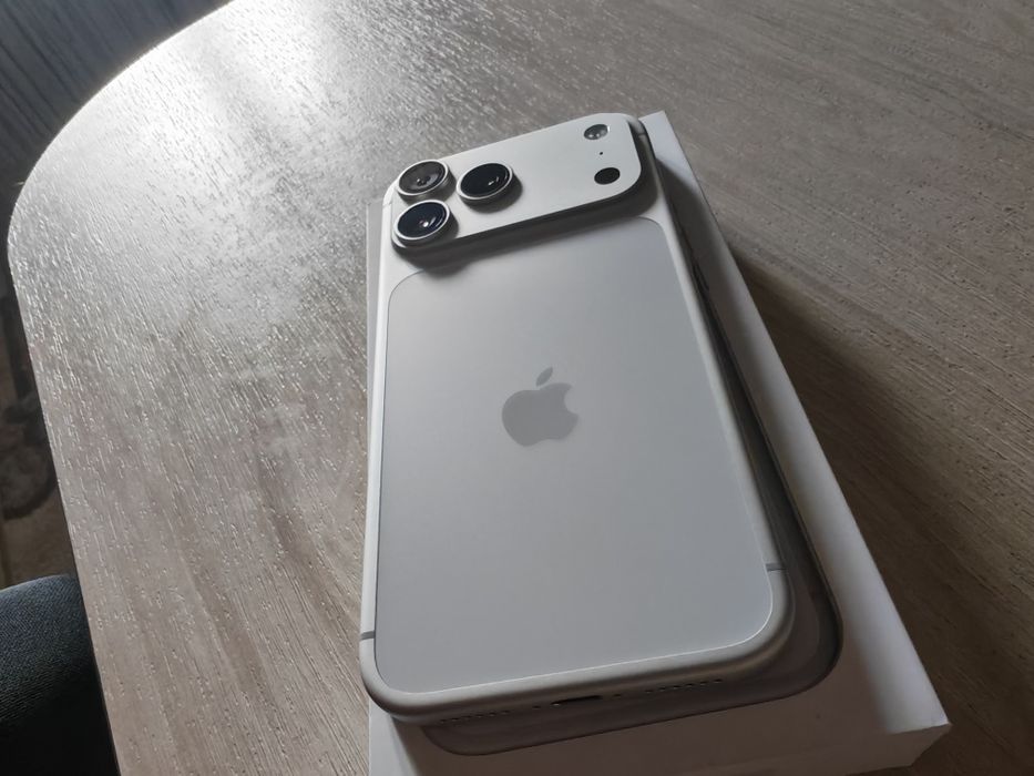 Продавам като нов iPhone 17 pro max silver 256gb.