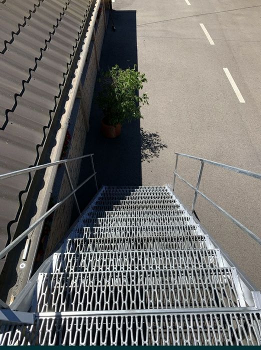 Vând Scarii zincate la cela mai buna 3