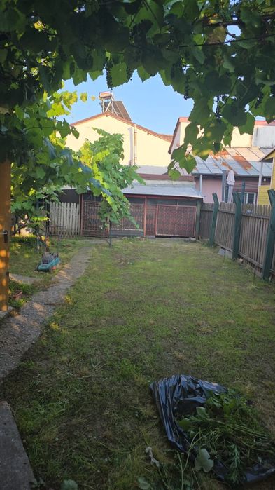 Închiriez casa cu curte în Centrul Ploieștiului