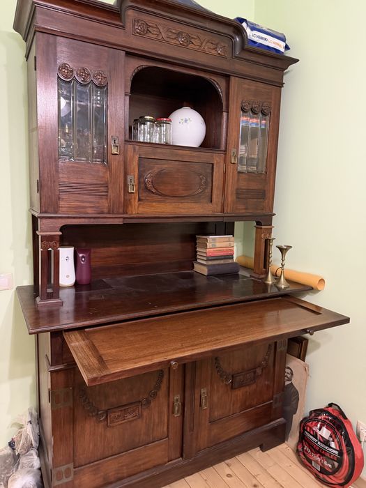 Старинен шкаф с дърворезба