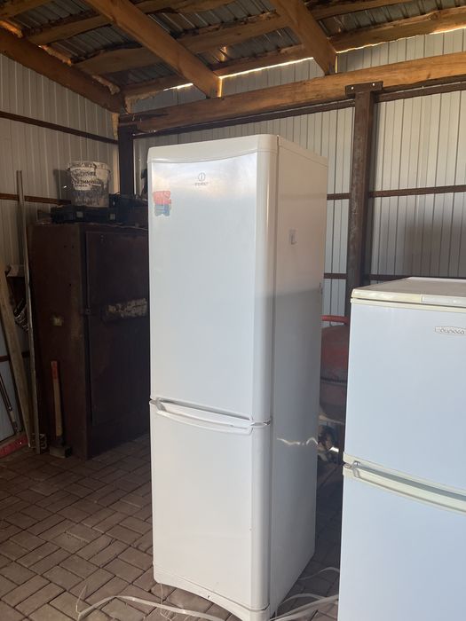 Продаю холодильник Indesit
