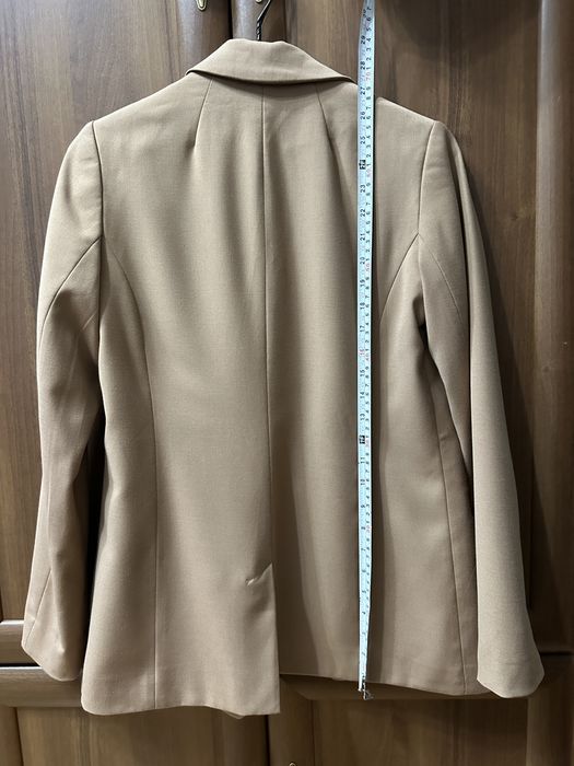 Бежово сако на H&M