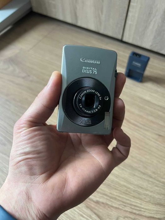 Aparat foto digital camera foto Canon IXUS 75 cu baterie si incarcator originale, card 4gb, poze retro, printeaza data si ora pe foto pt statii itp