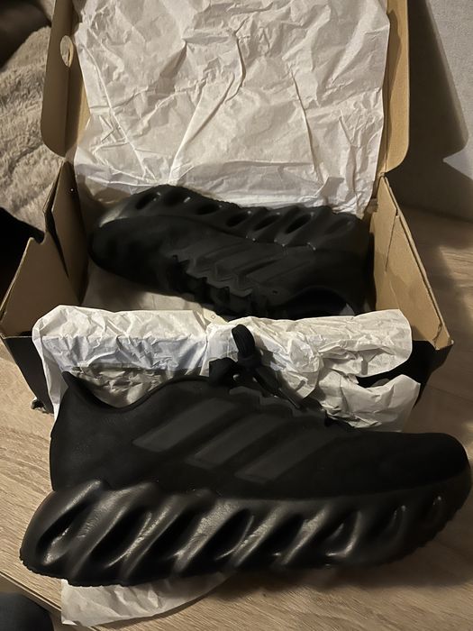 Чисто нови маратонки Adidas, никога не са носени.