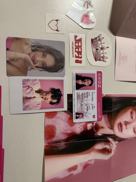 Албум на (G)I-DLE Queencard  |  | 54 карти за игра, Фотокартички, Мини диск, Татуировки, Постерче и още много подаръци
