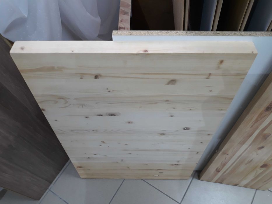 Blat din lemn masiv de pin pentru spatii de lucru sau mese.