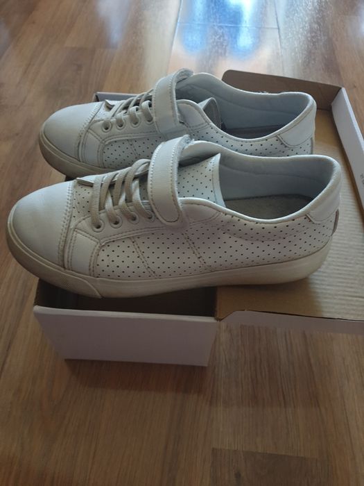 Продам    белые кроссовки  на подростка