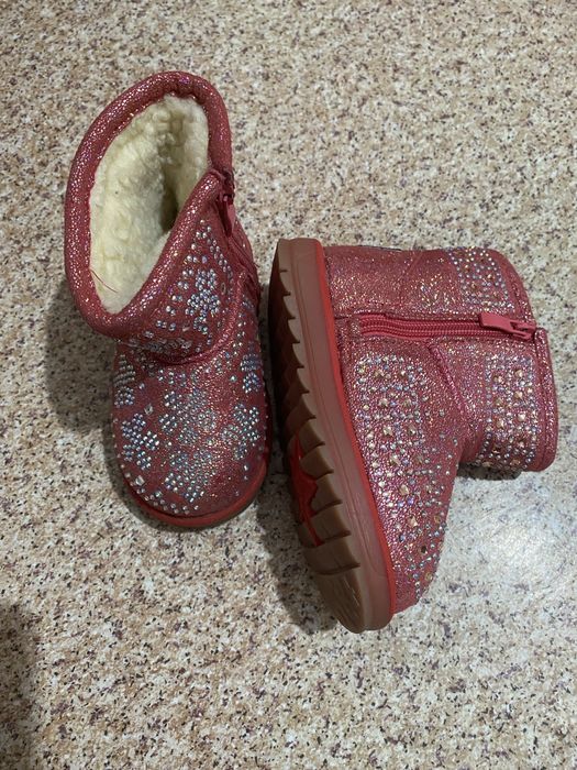 Срочно  продам  новые  сапожки  девечковые  зимние.