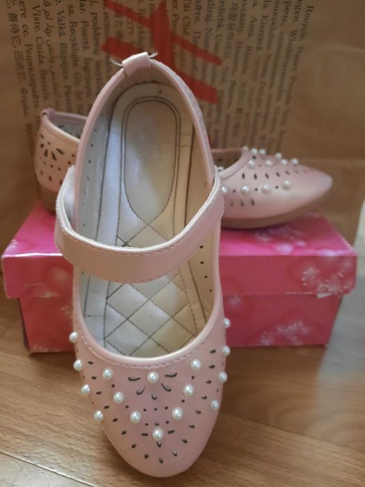 Детски розови сандали