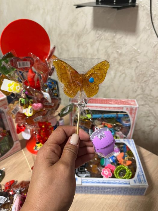 Леденцы на палочках с игрушками