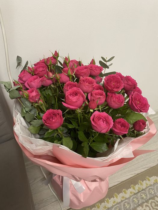 Букет роз в розовой упаковке.