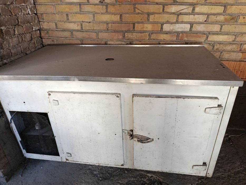 Срочно холодильник стол сотилади !!!