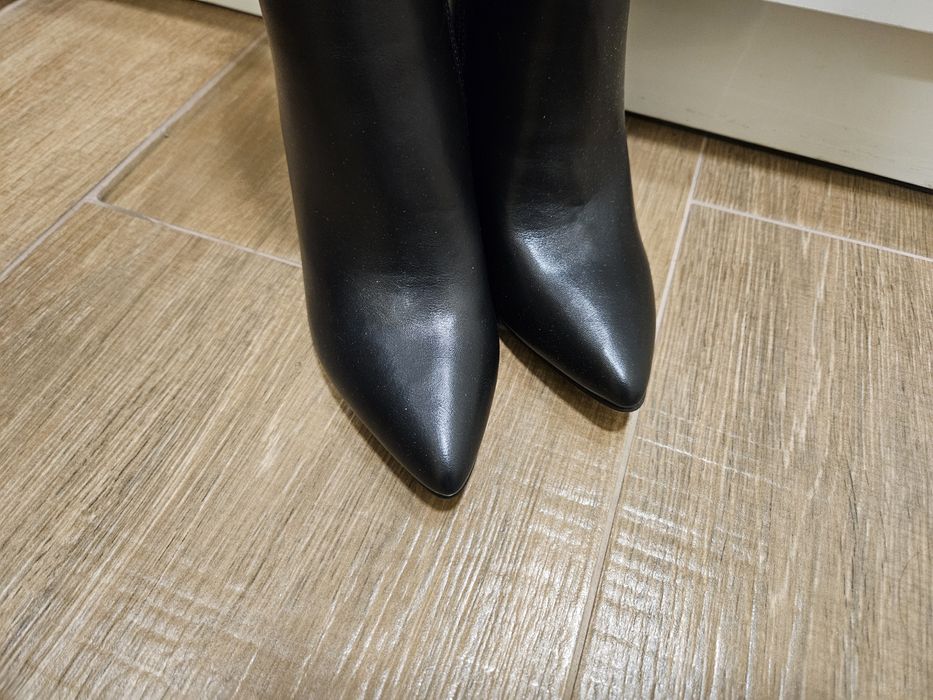 Елегантни черни кожени ботуши 36 номер. Чисто нови.