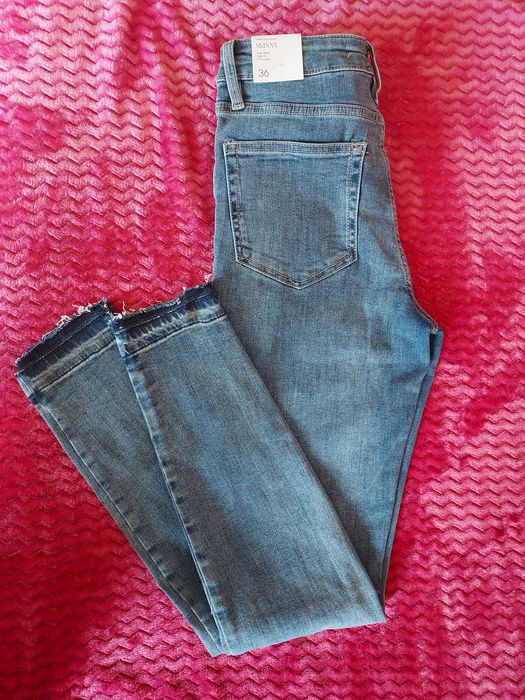 Vând blugi skinny, albastru,mas 36, tiv franjurat,  Mango