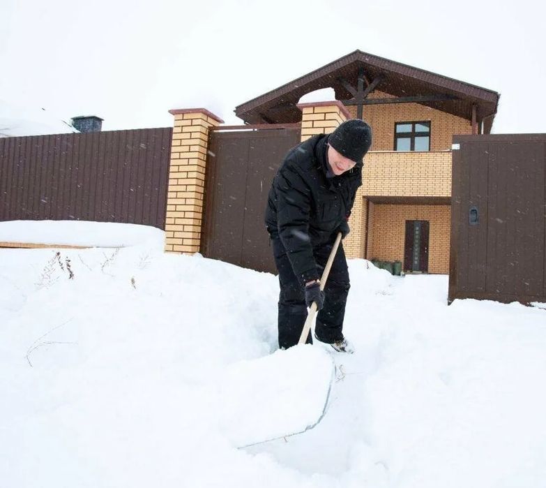 Чистка снега  уборка територии