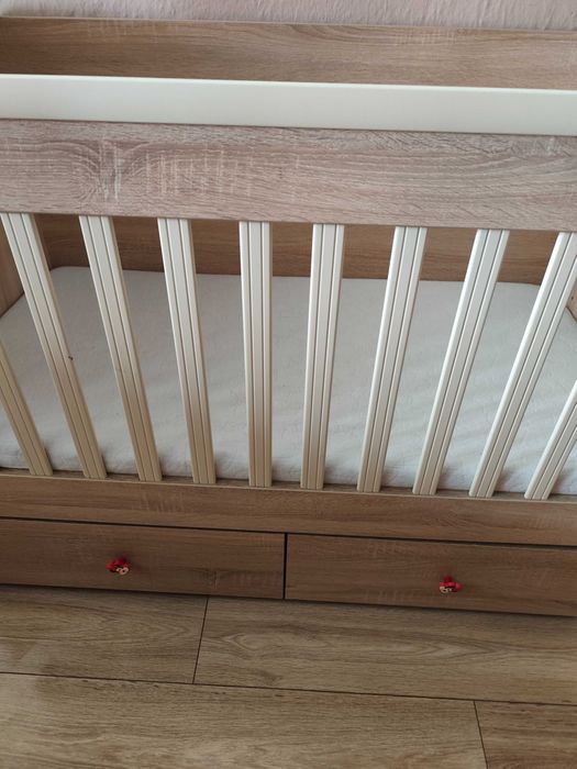 Продавам бебешка кошара за сън