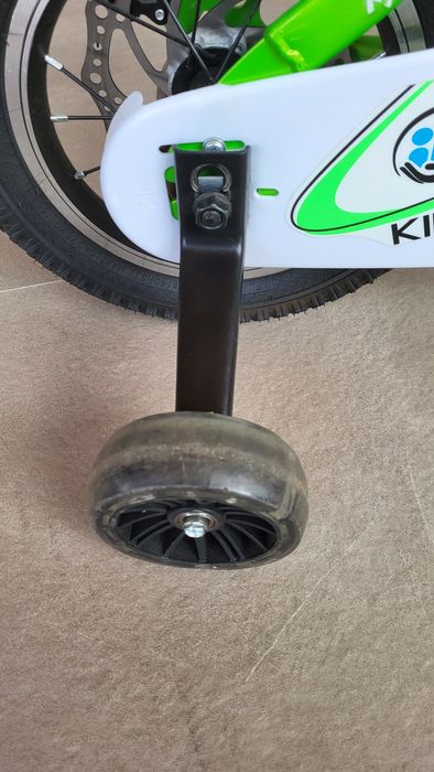 Bicicleta  copii 2-4 aniKidsCare,12 inch
Bicicleta pentru copii 2-4 ani HappyCycles KidsCare, roti 12 inch, cu roti ajutatoare si frane pe disc, verde