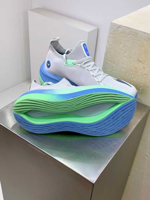 Продавам нови мъжки маратонки MIZUNO NEO VISTA нови с кутия