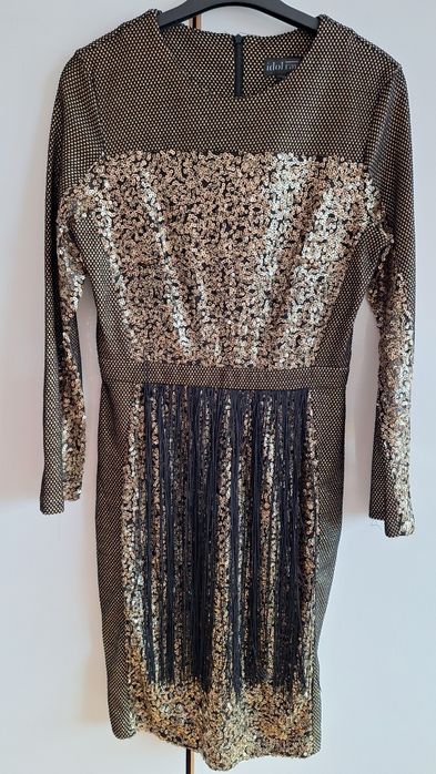 Rochie aurie, paiete şi franjuri