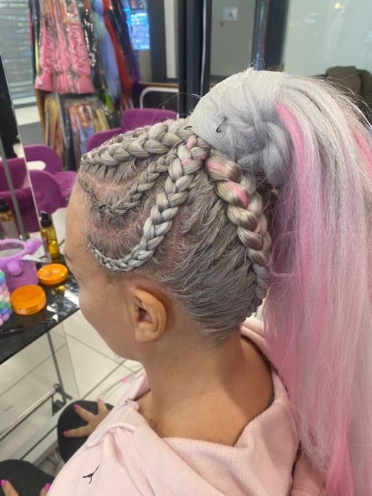 Negresa execut codite afrobraids, spicuri, dreduri si suvite sclipici