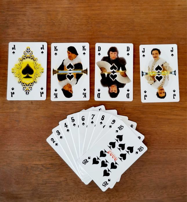 Антикварна дървена кутия с месингов обков с две тестета карти