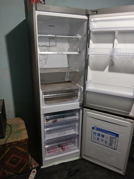 Холодильник  самсунг продаётся  как новый