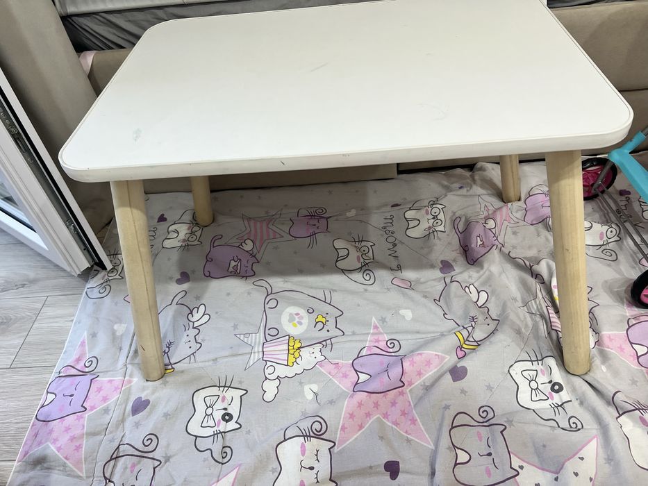 Продам детский стол с двумя стульями