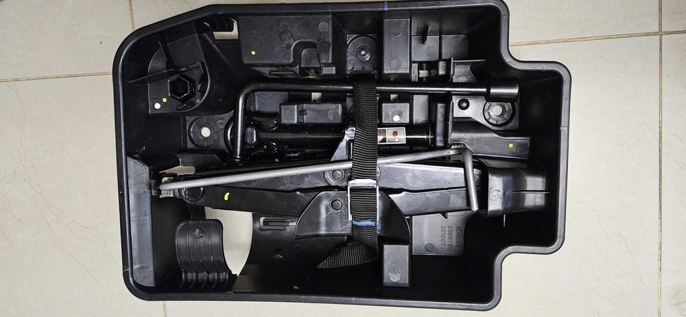 Trusa completa de pana Renault Espace 5 - 997506873R, cric cui tractare, chie roti si  cheie extragere capace prezoane