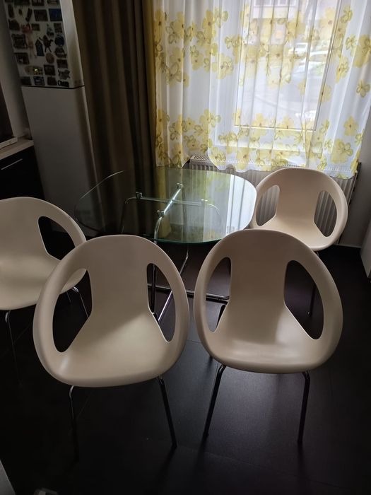 Vând scaune din pvc