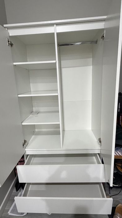 Белый распашной шкаф для одежды