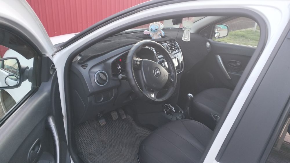 Автомобиль Рено сандеро