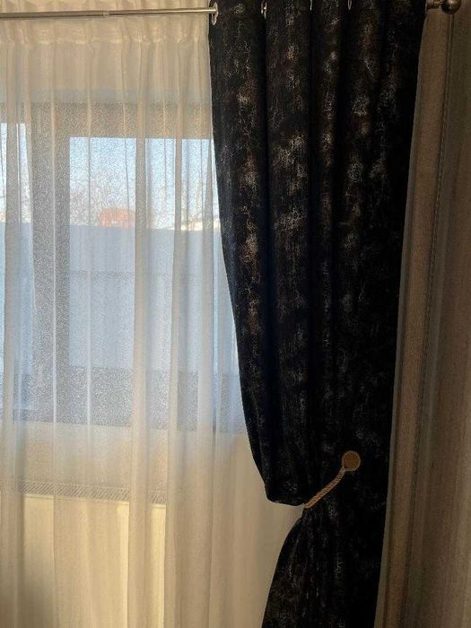 draperie neagra cu dungi aurii