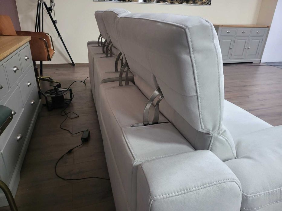 Светло сив ъглов диван от плат Laurence с ел. релакс механизъм