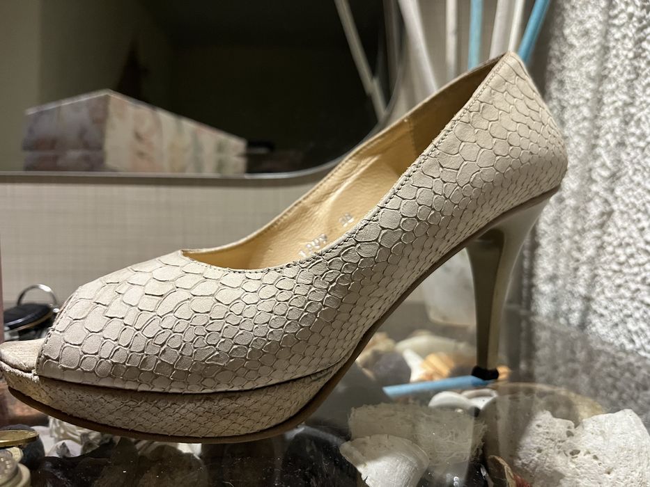 Бежови обувки на висок ток от естествена кожа