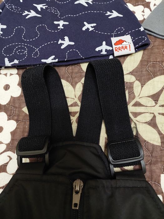 Продаются полукомбинезон и шапочки