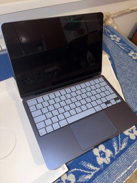 Продавам Macbook Neo 512 с БДС клавиатура, 2 години гаранция