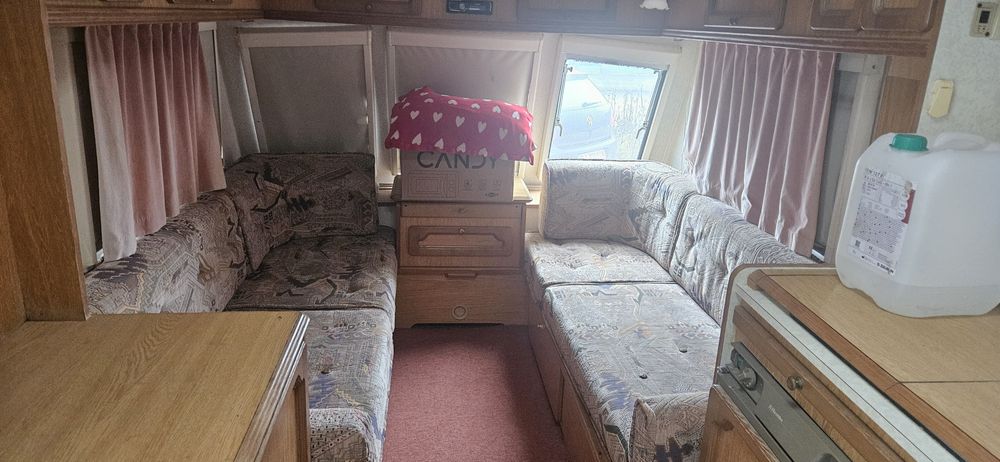 Vând rulotă în stare bună fără infiltratii masa totala 1100 kg