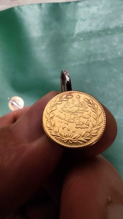 Золотые монеты в виде сережек