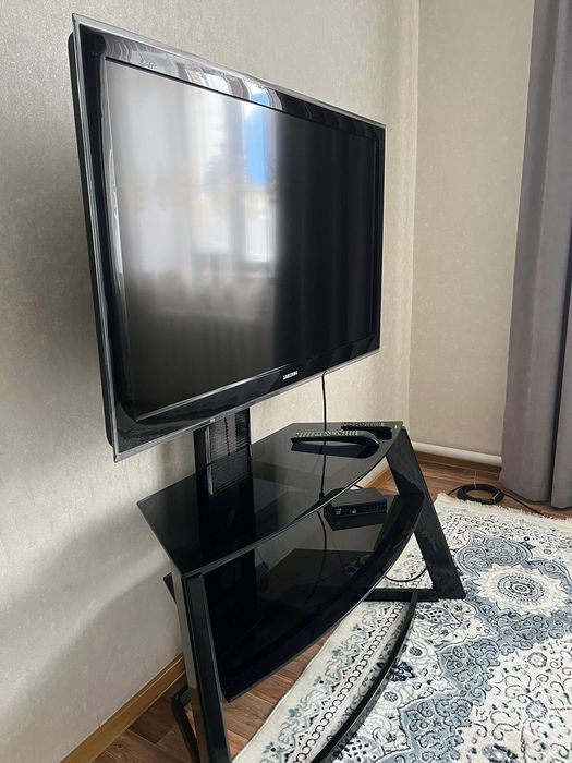 Телевизор Самсунг с подставкой