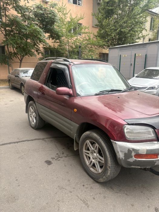 Машина toyota rav 4