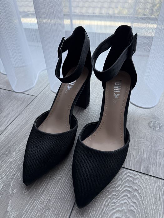 Pantofi cu toc cu catarama, negru