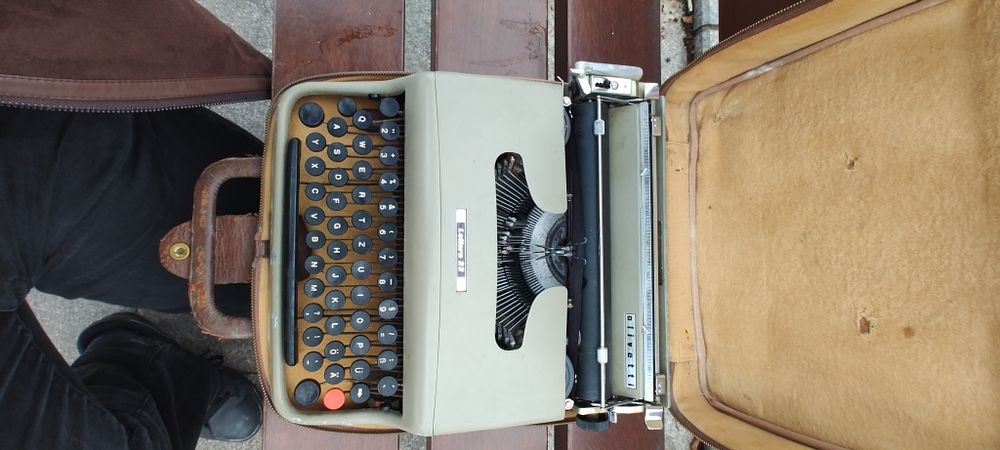 Vând  urgent mașină de scris OLLIVETA LETTERA 22 1949