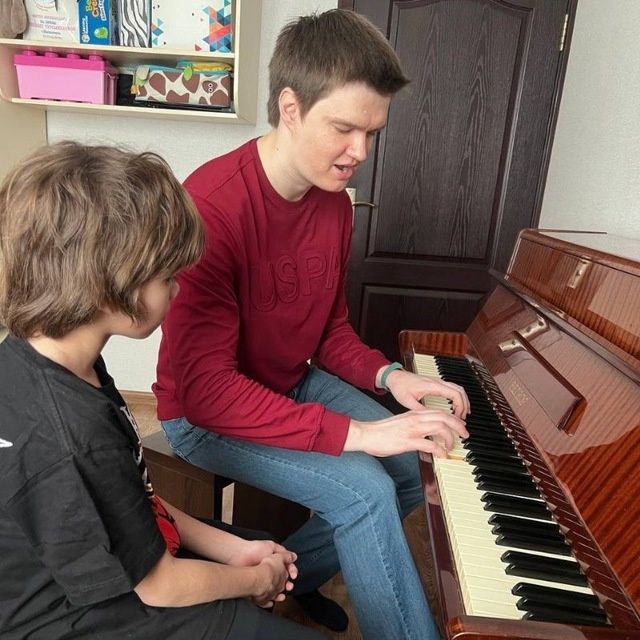 Вокал, Фортепиано, Гитара(Классическая, Электро, Бас), Укулеле