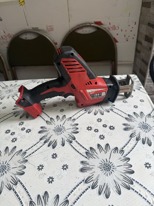 Акумулаторен саблен трион MILWAUKEE C18 HZ-0