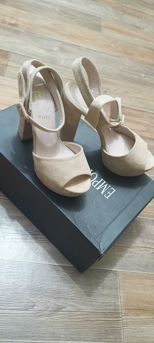 Женские босоножки