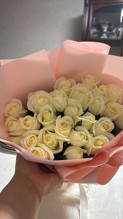 Букеты из красных и белых роз